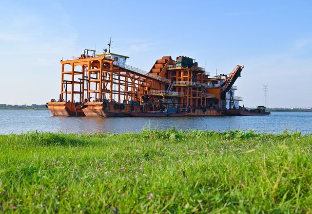 绞吸式挖泥船（Cutter-suction dredge）