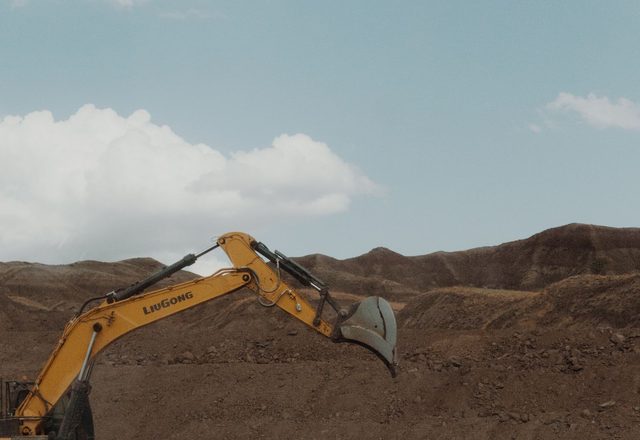 挖掘机给料（Excavator-fed feed）